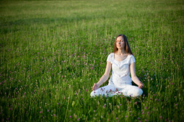 Meditation auf Wiese beim Retreatzentrum von Art of Living im Bad Antogast