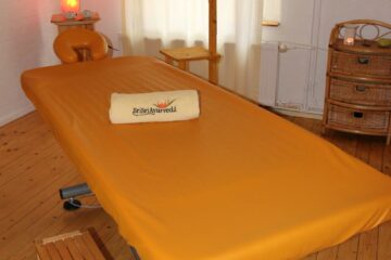 Behandlungliege im Sri Sri Ayurveda im Schwarzwald