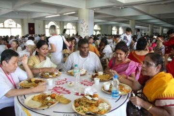 Essen im Speisesaal des Art of Living Ashrams in Südindien