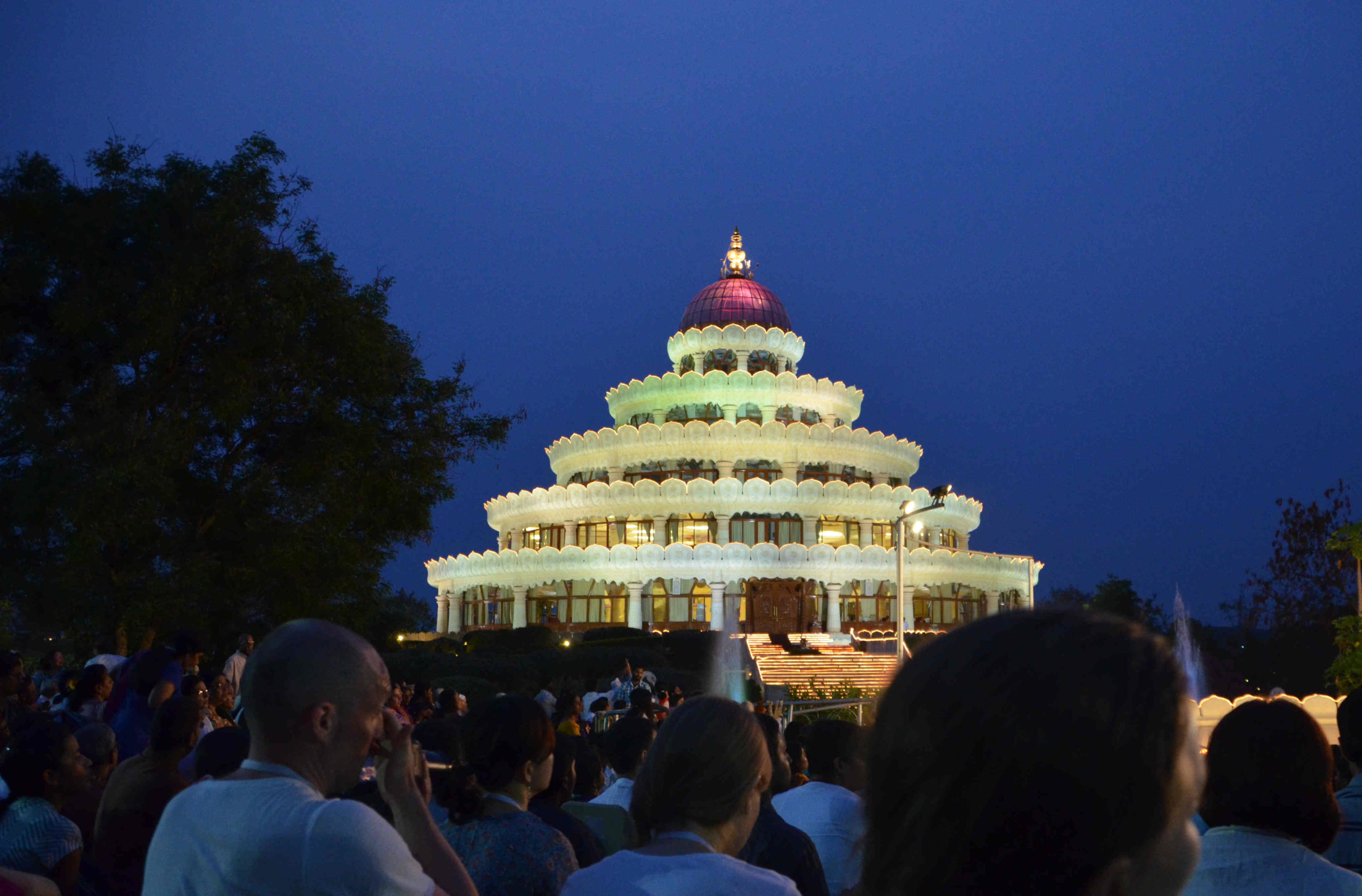 Beleuchteter Art of Living Tempel Vishalakshi Mantap in Indien