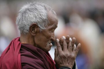 Betender buddhistischer Mönch in Bhutan