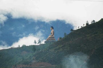 Blick auf eine Statue am Berg