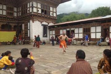 Tanz beim Thangbi-Mani-Festival in Bhutan