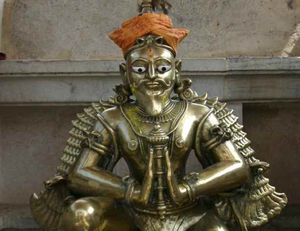 Hinduistische Statue mit gefalten Händen