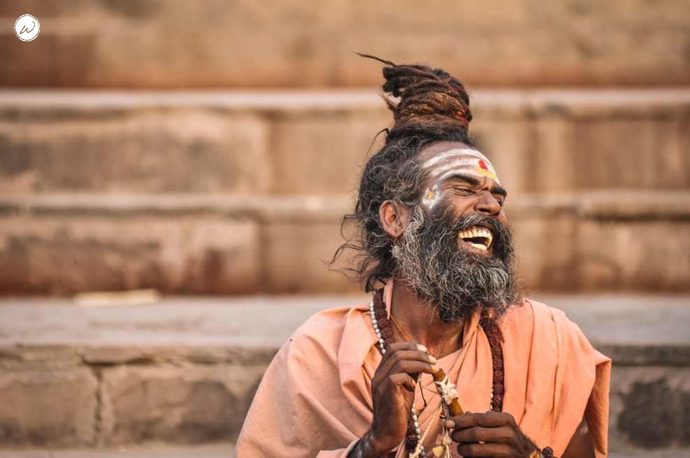 Lachender Guru am Gangesufer