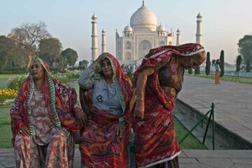 Besucher vor dem Taj Mahal