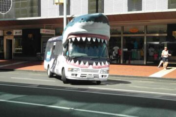 Als Hai verkleideter Bus in Auckland