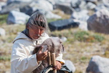 Angaangaq Angakkorsuaq mit Eis in der Hand