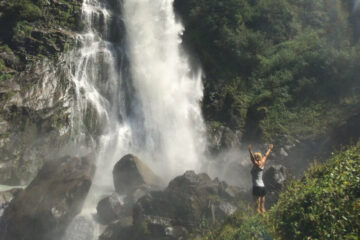 Frau am Wasserfall