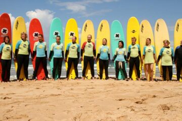 Surfgruppe mit Boards am Strand