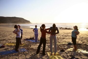 Gruppe beim Yoga am Strand