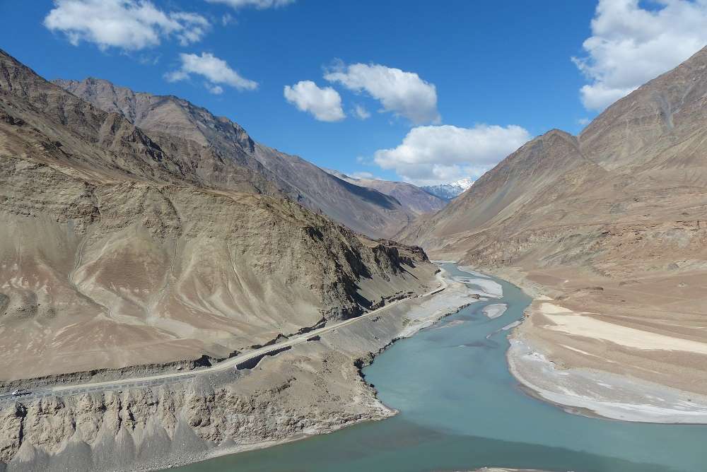 Karge Landschaften prägen Ladakh, hier diee Zusammenflüsse von Indus und Zanskar River