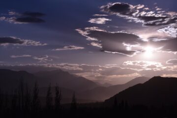 Berggipfel in lila Sonnenuntergang in Ladakh