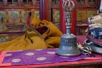 Gebetsglocke in buntem Interieur eines Klosters im Himalaya