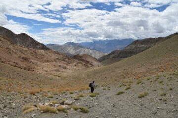 Mann inmitten Berglandschaft in Ladakh