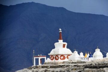Blick über Klosterdach auf Berg in Ladakh