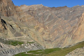 kleines Dorf inmitten Bergkulisse in Ladakh