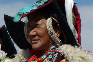 Mann in ladakhischer Festtracht