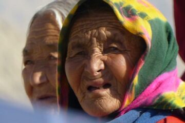 Einheimische Frau mit Kopftuch in Ladakh