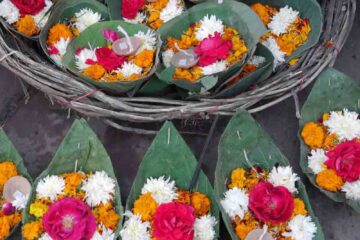 Blumenschiffchen für Aarti auf dem Ganges