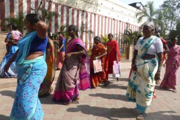 indische Frauen in bunten Saris auf dem Weg durch eine Stadt Nordindiens