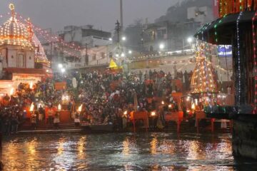 Menschen zelebrieren das Abendaarti vor dem Parmath Niketan Ashram in Rishikesh