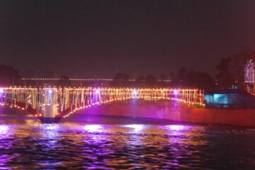 Brücke leuchtet in orange und pink über Ganges in Rishikesh