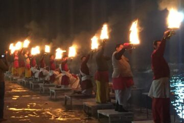 Männer mit Fackeln bei der Abendkarte in Rishikesh