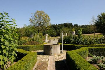 Brunnen inmitten grüner Parkflächen