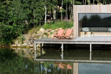 Sauna am See mit zwei Liegestühlen