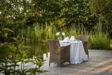 Tisch mit langer weißer Tischdecke auf Steg