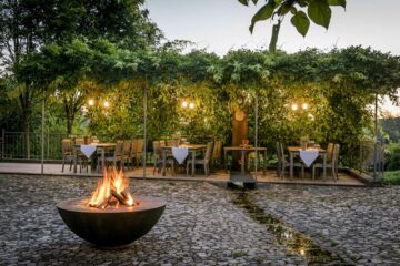 Feuerschale vor Tischen auf Terrasse