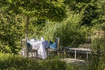 einsamer Tisch mitten im Grünen