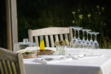 Gedeckter Tisch im Freien