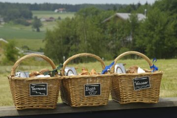 Aufgereihte Frühstückskörbe