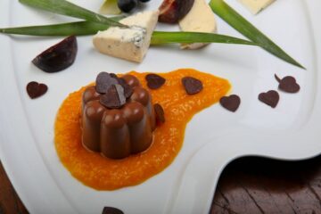 Schokodessert auf orangenem Jus