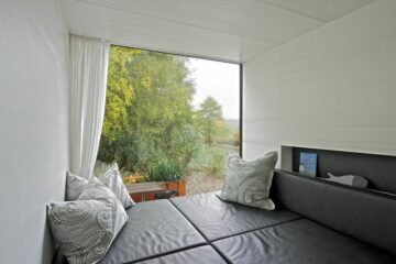 Lederbett-Couch am Fenster