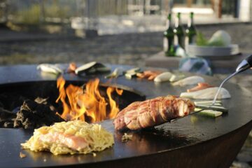 Fleisch und Gemüse am Rand des offenen Grills