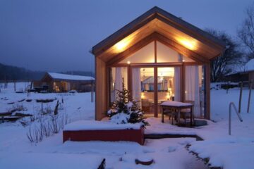 Beleuchtetes Haus im Schnee