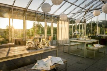 Wintergarten aus Glas im Abendlicht