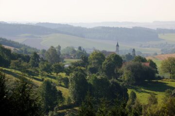 Grüne Hügel mit Dorfkirche
