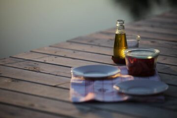 Öl und kleine Teller auf Steg