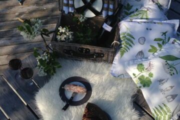 Picknickkorb mit Fell und Tischtuch