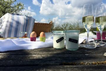 Joghurt, Eier und Sekt auf Holztisch