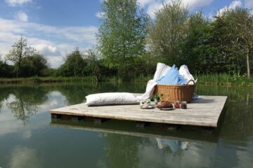 Picknickkorb auf Mini-Steg für Zwei
