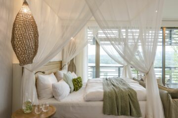 Himmelbett mit Kissen in wieiß mit grünen Kissen