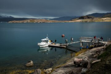 Anlegestellt mit weißem Boot