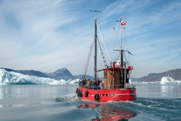 Boot steuert auf Eisberge zu