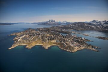 Nuuk Landform inmitten blauem Fjord von oben fotgrafiert