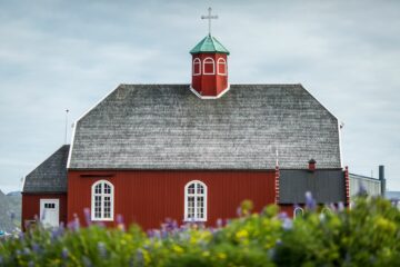 Rote Steinkirche mit weißen Fenstern